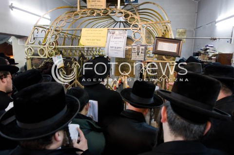  03.03.2013 LEZAJSK PIELGRZYMKA CHASYDOW DO GROBU CADYKA ELIMELECHA WEISSBLUMA W LEZAJSKU W ROCZNICE SMIERCI. ORTODOKSYJNI ZYDZI Z CALEGO SWIATA MODLA SIE O ZDROWIE I SZCZESCIE  