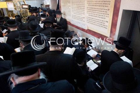  03.03.2013 LEZAJSK PIELGRZYMKA CHASYDOW DO GROBU CADYKA ELIMELECHA WEISSBLUMA W LEZAJSKU W ROCZNICE SMIERCI. ORTODOKSYJNI ZYDZI Z CALEGO SWIATA MODLA SIE O ZDROWIE I SZCZESCIE  