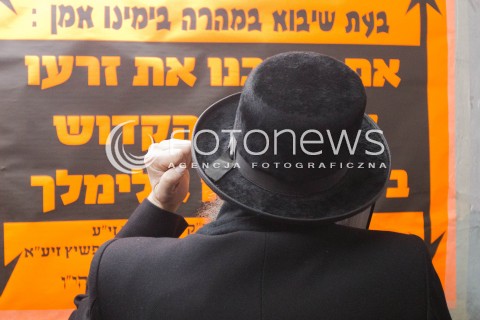  03.03.2013 LEZAJSK PIELGRZYMKA CHASYDOW DO GROBU CADYKA ELIMELECHA WEISSBLUMA W LEZAJSKU W ROCZNICE SMIERCI. ORTODOKSYJNI ZYDZI Z CALEGO SWIATA MODLA SIE O ZDROWIE I SZCZESCIE  