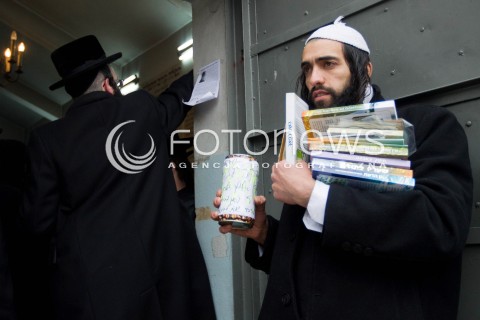  03.03.2013 LEZAJSK PIELGRZYMKA CHASYDOW DO GROBU CADYKA ELIMELECHA WEISSBLUMA W LEZAJSKU W ROCZNICE SMIERCI. ORTODOKSYJNI ZYDZI Z CALEGO SWIATA MODLA SIE O ZDROWIE I SZCZESCIE  