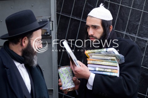  03.03.2013 LEZAJSK PIELGRZYMKA CHASYDOW DO GROBU CADYKA ELIMELECHA WEISSBLUMA W LEZAJSKU W ROCZNICE SMIERCI. ORTODOKSYJNI ZYDZI Z CALEGO SWIATA MODLA SIE O ZDROWIE I SZCZESCIE  