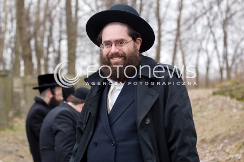 03.03.2013 LEZAJSK PIELGRZYMKA CHASYDOW DO GROBU CADYKA ELIMELECHA WEISSBLUMA W LEZAJSKU W ROCZNICE SMIERCI. ORTODOKSYJNI ZYDZI Z CALEGO SWIATA MODLA SIE O ZDROWIE I SZCZESCIE  