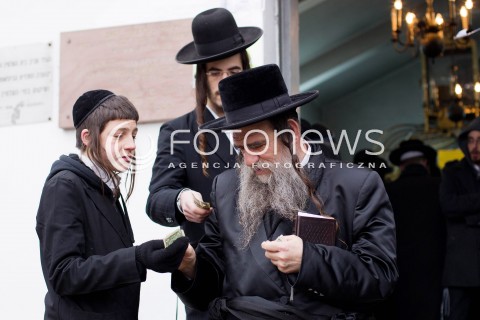  03.03.2013 LEZAJSK PIELGRZYMKA CHASYDOW DO GROBU CADYKA ELIMELECHA WEISSBLUMA W LEZAJSKU W ROCZNICE SMIERCI. ORTODOKSYJNI ZYDZI Z CALEGO SWIATA MODLA SIE O ZDROWIE I SZCZESCIE  