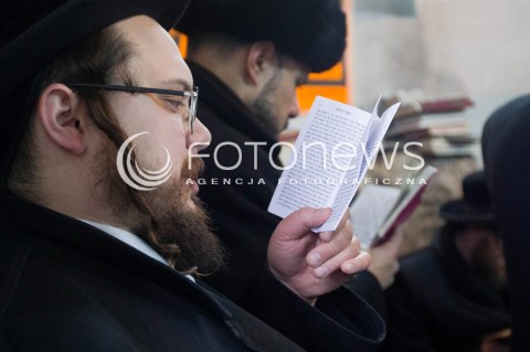  03.03.2013 LEZAJSK PIELGRZYMKA CHASYDOW DO GROBU CADYKA ELIMELECHA WEISSBLUMA W LEZAJSKU W ROCZNICE SMIERCI. ORTODOKSYJNI ZYDZI Z CALEGO SWIATA MODLA SIE O ZDROWIE I SZCZESCIE  