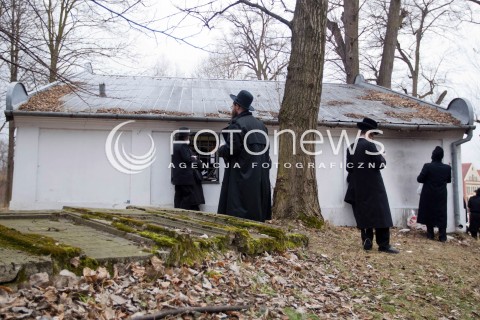  03.03.2013 LEZAJSK PIELGRZYMKA CHASYDOW DO GROBU CADYKA ELIMELECHA WEISSBLUMA W LEZAJSKU W ROCZNICE SMIERCI. ORTODOKSYJNI ZYDZI Z CALEGO SWIATA MODLA SIE O ZDROWIE I SZCZESCIE  