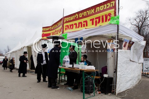  03.03.2013 LEZAJSK PIELGRZYMKA CHASYDOW DO GROBU CADYKA ELIMELECHA WEISSBLUMA W LEZAJSKU W ROCZNICE SMIERCI. ORTODOKSYJNI ZYDZI Z CALEGO SWIATA MODLA SIE O ZDROWIE I SZCZESCIE  