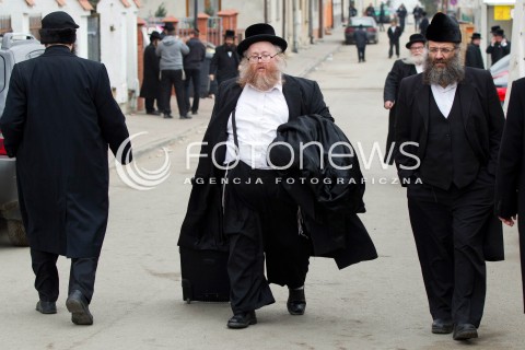  03.03.2013 LEZAJSK PIELGRZYMKA CHASYDOW DO GROBU CADYKA ELIMELECHA WEISSBLUMA W LEZAJSKU W ROCZNICE SMIERCI. ORTODOKSYJNI ZYDZI Z CALEGO SWIATA MODLA SIE O ZDROWIE I SZCZESCIE  