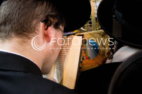  03.03.2013 LEZAJSK PIELGRZYMKA CHASYDOW DO GROBU CADYKA ELIMELECHA WEISSBLUMA W LEZAJSKU W ROCZNICE SMIERCI. ORTODOKSYJNI ZYDZI Z CALEGO SWIATA MODLA SIE O ZDROWIE I SZCZESCIE  