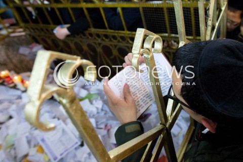  03.03.2013 LEZAJSK PIELGRZYMKA CHASYDOW DO GROBU CADYKA ELIMELECHA WEISSBLUMA W LEZAJSKU W ROCZNICE SMIERCI. ORTODOKSYJNI ZYDZI Z CALEGO SWIATA MODLA SIE O ZDROWIE I SZCZESCIE  