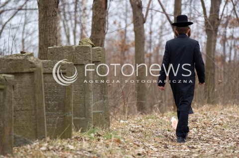  03.03.2013 LEZAJSK PIELGRZYMKA CHASYDOW DO GROBU CADYKA ELIMELECHA WEISSBLUMA W LEZAJSKU W ROCZNICE SMIERCI. ORTODOKSYJNI ZYDZI Z CALEGO SWIATA MODLA SIE O ZDROWIE I SZCZESCIE  