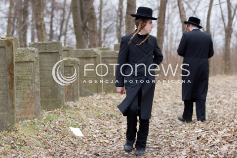  03.03.2013 LEZAJSK PIELGRZYMKA CHASYDOW DO GROBU CADYKA ELIMELECHA WEISSBLUMA W LEZAJSKU W ROCZNICE SMIERCI. ORTODOKSYJNI ZYDZI Z CALEGO SWIATA MODLA SIE O ZDROWIE I SZCZESCIE  