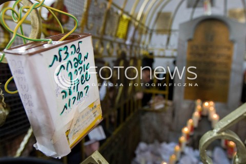  03.03.2013 LEZAJSK PIELGRZYMKA CHASYDOW DO GROBU CADYKA ELIMELECHA WEISSBLUMA W LEZAJSKU W ROCZNICE SMIERCI. ORTODOKSYJNI ZYDZI Z CALEGO SWIATA MODLA SIE O ZDROWIE I SZCZESCIE  