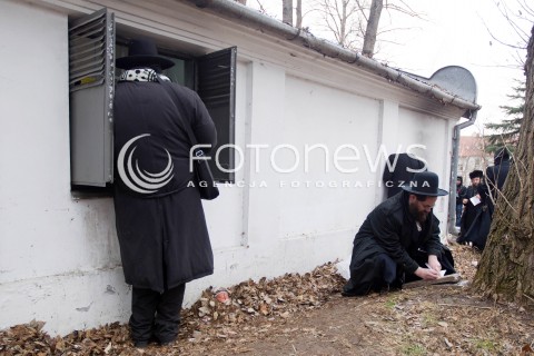  03.03.2013 LEZAJSK PIELGRZYMKA CHASYDOW DO GROBU CADYKA ELIMELECHA WEISSBLUMA W LEZAJSKU W ROCZNICE SMIERCI. ORTODOKSYJNI ZYDZI Z CALEGO SWIATA MODLA SIE O ZDROWIE I SZCZESCIE  