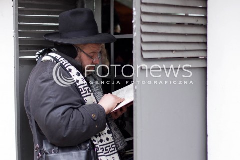  03.03.2013 LEZAJSK PIELGRZYMKA CHASYDOW DO GROBU CADYKA ELIMELECHA WEISSBLUMA W LEZAJSKU W ROCZNICE SMIERCI. ORTODOKSYJNI ZYDZI Z CALEGO SWIATA MODLA SIE O ZDROWIE I SZCZESCIE  