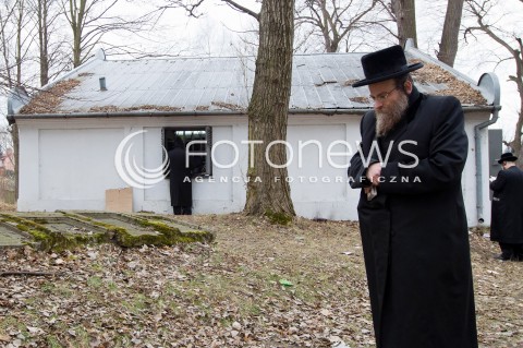  03.03.2013 LEZAJSK PIELGRZYMKA CHASYDOW DO GROBU CADYKA ELIMELECHA WEISSBLUMA W LEZAJSKU W ROCZNICE SMIERCI. ORTODOKSYJNI ZYDZI Z CALEGO SWIATA MODLA SIE O ZDROWIE I SZCZESCIE  