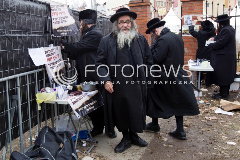  03.03.2013 LEZAJSK PIELGRZYMKA CHASYDOW DO GROBU CADYKA ELIMELECHA WEISSBLUMA W LEZAJSKU W ROCZNICE SMIERCI. ORTODOKSYJNI ZYDZI Z CALEGO SWIATA MODLA SIE O ZDROWIE I SZCZESCIE  