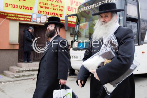  03.03.2013 LEZAJSK PIELGRZYMKA CHASYDOW DO GROBU CADYKA ELIMELECHA WEISSBLUMA W LEZAJSKU W ROCZNICE SMIERCI. ORTODOKSYJNI ZYDZI Z CALEGO SWIATA MODLA SIE O ZDROWIE I SZCZESCIE  