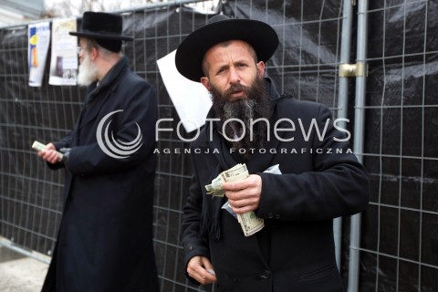  03.03.2013 LEZAJSK PIELGRZYMKA CHASYDOW DO GROBU CADYKA ELIMELECHA WEISSBLUMA W LEZAJSKU W ROCZNICE SMIERCI. ORTODOKSYJNI ZYDZI Z CALEGO SWIATA MODLA SIE O ZDROWIE I SZCZESCIE  