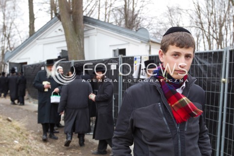  03.03.2013 LEZAJSK PIELGRZYMKA CHASYDOW DO GROBU CADYKA ELIMELECHA WEISSBLUMA W LEZAJSKU W ROCZNICE SMIERCI. ORTODOKSYJNI ZYDZI Z CALEGO SWIATA MODLA SIE O ZDROWIE I SZCZESCIE  