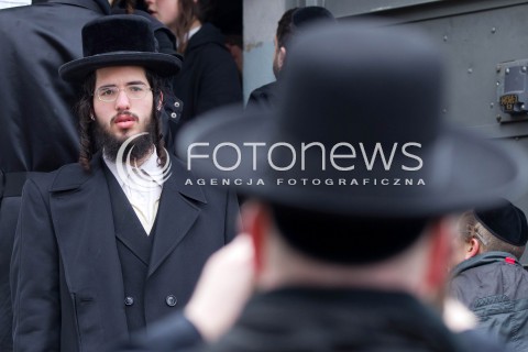  03.03.2013 LEZAJSK PIELGRZYMKA CHASYDOW DO GROBU CADYKA ELIMELECHA WEISSBLUMA W LEZAJSKU W ROCZNICE SMIERCI. ORTODOKSYJNI ZYDZI Z CALEGO SWIATA MODLA SIE O ZDROWIE I SZCZESCIE  