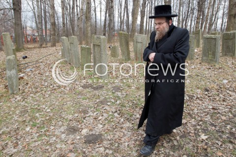  03.03.2013 LEZAJSK PIELGRZYMKA CHASYDOW DO GROBU CADYKA ELIMELECHA WEISSBLUMA W LEZAJSKU W ROCZNICE SMIERCI. ORTODOKSYJNI ZYDZI Z CALEGO SWIATA MODLA SIE O ZDROWIE I SZCZESCIE  