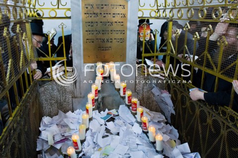  03.03.2013 LEZAJSK PIELGRZYMKA CHASYDOW DO GROBU CADYKA ELIMELECHA WEISSBLUMA W LEZAJSKU W ROCZNICE SMIERCI. ORTODOKSYJNI ZYDZI Z CALEGO SWIATA MODLA SIE O ZDROWIE I SZCZESCIE  