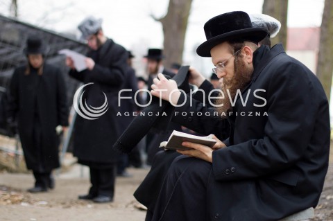  03.03.2013 LEZAJSK PIELGRZYMKA CHASYDOW DO GROBU CADYKA ELIMELECHA WEISSBLUMA W LEZAJSKU W ROCZNICE SMIERCI. ORTODOKSYJNI ZYDZI Z CALEGO SWIATA MODLA SIE O ZDROWIE I SZCZESCIE  