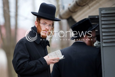  03.03.2013 LEZAJSK PIELGRZYMKA CHASYDOW DO GROBU CADYKA ELIMELECHA WEISSBLUMA W LEZAJSKU W ROCZNICE SMIERCI. ORTODOKSYJNI ZYDZI Z CALEGO SWIATA MODLA SIE O ZDROWIE I SZCZESCIE  