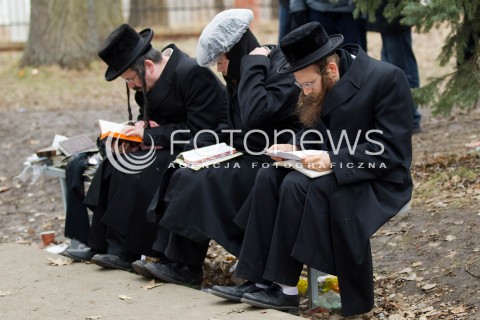  03.03.2013 LEZAJSK PIELGRZYMKA CHASYDOW DO GROBU CADYKA ELIMELECHA WEISSBLUMA W LEZAJSKU W ROCZNICE SMIERCI. ORTODOKSYJNI ZYDZI Z CALEGO SWIATA MODLA SIE O ZDROWIE I SZCZESCIE  