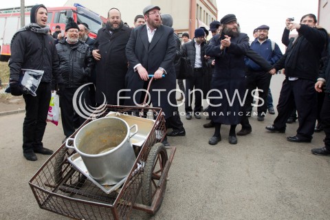  03.03.2013 LEZAJSK PIELGRZYMKA CHASYDOW DO GROBU CADYKA ELIMELECHA WEISSBLUMA W LEZAJSKU W ROCZNICE SMIERCI. ORTODOKSYJNI ZYDZI Z CALEGO SWIATA MODLA SIE O ZDROWIE I SZCZESCIE  