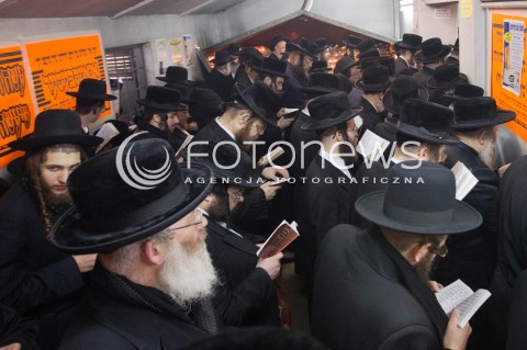  03.03.2013 LEZAJSK PIELGRZYMKA CHASYDOW DO GROBU CADYKA ELIMELECHA WEISSBLUMA W LEZAJSKU W ROCZNICE SMIERCI. ORTODOKSYJNI ZYDZI Z CALEGO SWIATA MODLA SIE O ZDROWIE I SZCZESCIE  