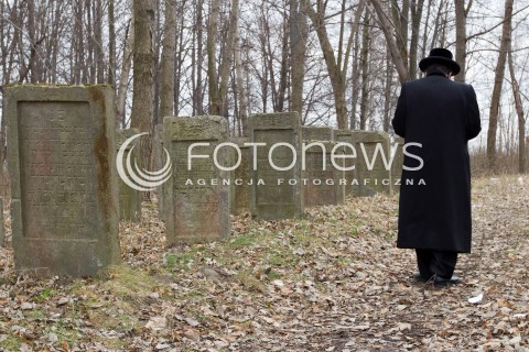  03.03.2013 LEZAJSK PIELGRZYMKA CHASYDOW DO GROBU CADYKA ELIMELECHA WEISSBLUMA W LEZAJSKU W ROCZNICE SMIERCI. ORTODOKSYJNI ZYDZI Z CALEGO SWIATA MODLA SIE O ZDROWIE I SZCZESCIE  