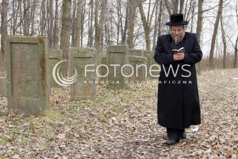  03.03.2013 LEZAJSK PIELGRZYMKA CHASYDOW DO GROBU CADYKA ELIMELECHA WEISSBLUMA W LEZAJSKU W ROCZNICE SMIERCI. ORTODOKSYJNI ZYDZI Z CALEGO SWIATA MODLA SIE O ZDROWIE I SZCZESCIE  