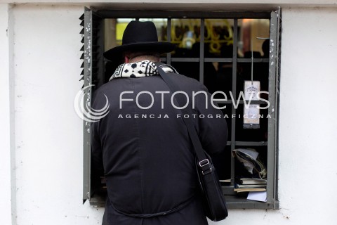  03.03.2013 LEZAJSK PIELGRZYMKA CHASYDOW DO GROBU CADYKA ELIMELECHA WEISSBLUMA W LEZAJSKU W ROCZNICE SMIERCI. ORTODOKSYJNI ZYDZI Z CALEGO SWIATA MODLA SIE O ZDROWIE I SZCZESCIE  