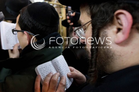  03.03.2013 LEZAJSK PIELGRZYMKA CHASYDOW DO GROBU CADYKA ELIMELECHA WEISSBLUMA W LEZAJSKU W ROCZNICE SMIERCI. ORTODOKSYJNI ZYDZI Z CALEGO SWIATA MODLA SIE O ZDROWIE I SZCZESCIE  