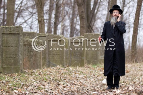  03.03.2013 LEZAJSK PIELGRZYMKA CHASYDOW DO GROBU CADYKA ELIMELECHA WEISSBLUMA W LEZAJSKU W ROCZNICE SMIERCI. ORTODOKSYJNI ZYDZI Z CALEGO SWIATA MODLA SIE O ZDROWIE I SZCZESCIE  