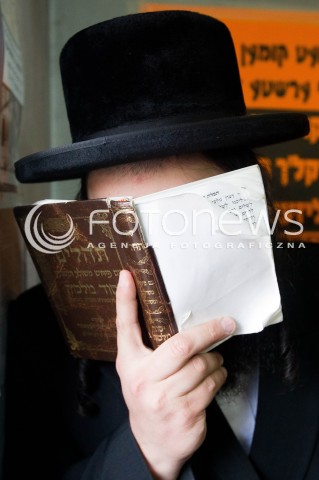  03.03.2013 LEZAJSK PIELGRZYMKA CHASYDOW DO GROBU CADYKA ELIMELECHA WEISSBLUMA W LEZAJSKU W ROCZNICE SMIERCI. ORTODOKSYJNI ZYDZI Z CALEGO SWIATA MODLA SIE O ZDROWIE I SZCZESCIE  