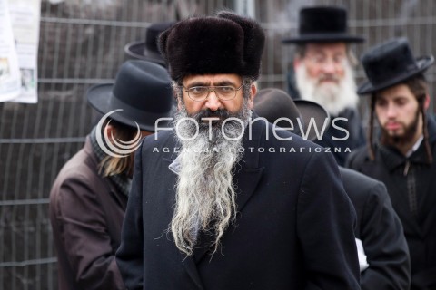  03.03.2013 LEZAJSK PIELGRZYMKA CHASYDOW DO GROBU CADYKA ELIMELECHA WEISSBLUMA W LEZAJSKU W ROCZNICE SMIERCI. ORTODOKSYJNI ZYDZI Z CALEGO SWIATA MODLA SIE O ZDROWIE I SZCZESCIE  