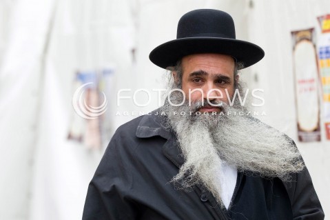  03.03.2013 LEZAJSK PIELGRZYMKA CHASYDOW DO GROBU CADYKA ELIMELECHA WEISSBLUMA W LEZAJSKU W ROCZNICE SMIERCI. ORTODOKSYJNI ZYDZI Z CALEGO SWIATA MODLA SIE O ZDROWIE I SZCZESCIE  