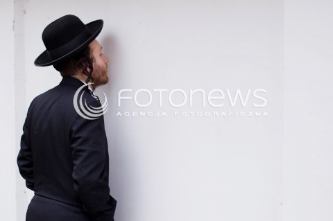  03.03.2013 LEZAJSK PIELGRZYMKA CHASYDOW DO GROBU CADYKA ELIMELECHA WEISSBLUMA W LEZAJSKU W ROCZNICE SMIERCI. ORTODOKSYJNI ZYDZI Z CALEGO SWIATA MODLA SIE O ZDROWIE I SZCZESCIE  