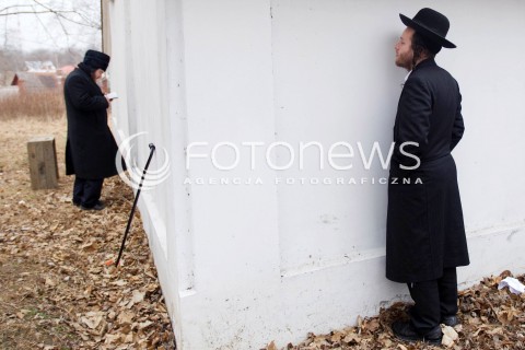  03.03.2013 LEZAJSK PIELGRZYMKA CHASYDOW DO GROBU CADYKA ELIMELECHA WEISSBLUMA W LEZAJSKU W ROCZNICE SMIERCI. ORTODOKSYJNI ZYDZI Z CALEGO SWIATA MODLA SIE O ZDROWIE I SZCZESCIE  