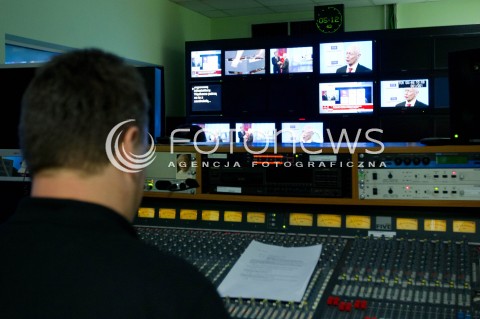  19.03.2013 RZESZOW PUNKTUALNIE O GODZINIE 5.00 MINISTER ADMINISTRACJI I CYFRYZACJI MICHAL BONI W STUDIU TELEWIZJI RZESZOW WLACZYL SYGNAL CYFROWY. OD TEGO CZASU 10 MILIONOW POLAKOW MA DOSTEP DO TELEWIZJI CYFROWEJ.<br />
19th March 2013 Poland Rzeszow. Michal Boni - The Minister of Digitisation and Administration officially switch-over from analogue to digital television in the studio TVP Rzeszow. Starting at 5 a.m. in the range of digital TV there were  10 million users in Poland.<br />
N/Z REZYSERKA W STUDIU TELEWIZYJNYM  