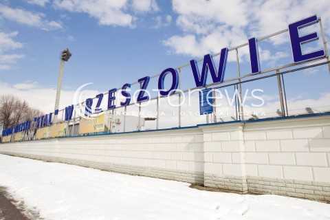  20.03.2013 RZESZOW STADION MIEJSKI W RZESZOWIE ZIMA. W ZWIAZKU Z DUZYMI OPADAMI SNIEGU PIERWSZE MECZE W NADCHODZACYM SEZONIE ZUZLOWYM STANELY POD ZNAKIEM ZAPYTANIA FOTO MACIEJ GOCLON / FOTONEWS 
