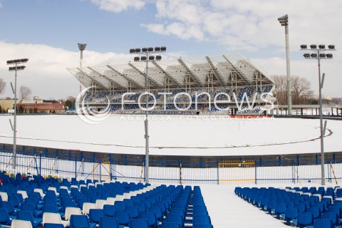  20.03.2013 RZESZOW STADION MIEJSKI W RZESZOWIE ZIMA. W ZWIAZKU Z DUZYMI OPADAMI SNIEGU PIERWSZE MECZE W NADCHODZACYM SEZONIE ZUZLOWYM STANELY POD ZNAKIEM ZAPYTANIA FOTO MACIEJ GOCLON / FOTONEWS 