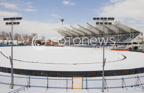  20.03.2013 RZESZOW STADION MIEJSKI W RZESZOWIE ZIMA. W ZWIAZKU Z DUZYMI OPADAMI SNIEGU PIERWSZE MECZE W NADCHODZACYM SEZONIE ZUZLOWYM STANELY POD ZNAKIEM ZAPYTANIA FOTO MACIEJ GOCLON / FOTONEWS 