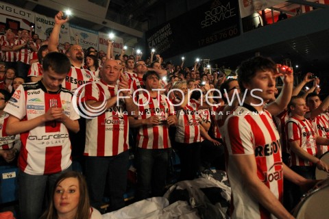  25.03.2013 RZESZOW SIATKOWKA PLUS LIGA 2012/2013 MEN VOLLEYBALL POLAND POLISH PLUSLIGA LEAGUE SEASON 2012/2013 MECZ ASSECO RESOVIA RZESZOW - DELECTA BYDGOSZCZ N/Z PODCZAS MECZU NA KILKANASCIE MINUT ZGASLO SWIATLO NA HALI PODPROMIE PRZEZ CO MECZ MUSIAL ZOSTAC WSTRZYMANY KIBICE SWIACA TELEFONAMI KOMORKOWYMI  