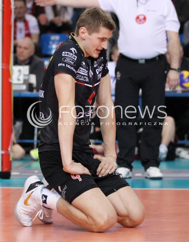  25.03.2013 RZESZOW SIATKOWKA PLUS LIGA 2012/2013 MEN VOLLEYBALL POLAND POLISH PLUSLIGA LEAGUE SEASON 2012/2013 MECZ ASSECO RESOVIA RZESZOW - DELECTA BYDGOSZCZ N/Z PIOTR NOWAKOWSKI NA KOLANACH SMUTEK  