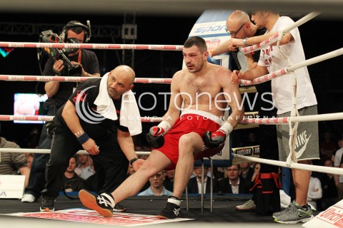  20.04.2013 RZESZOW BOKS BOXING GALA BOKSU WOJAK BOXING NIGHT W RZESZOWIE N/Z TARAS BIDENKO BYDENKO URAZ KONTUZJA  