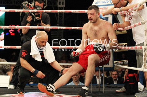  20.04.2013 RZESZOW BOKS BOXING GALA BOKSU WOJAK BOXING NIGHT W RZESZOWIE N/Z TARAS BIDENKO BYDENKO URAZ KONTUZJA  