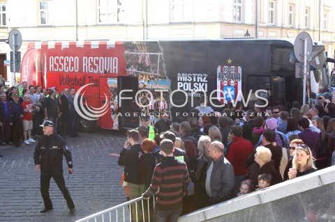  21.04.2013 RZESZOW SIATKOWKA FETA I POWITANIE NA RZESZOWSKIM RYNKU MISTRZOW POLSKI - SIATKARZY ASSECO RESOVII RZESZOW N/Z AUTOKAR ASSECO RESOVIA  